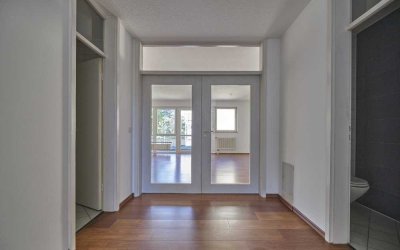 Moderne, lichtdurchflutete 2-Zi-Wohnung mit Balkon, Einbauküche und Tiefgaragenstellplatz