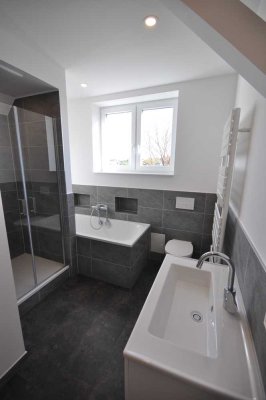 **ERSTBEZUG** Helle 4-Raum Wohnung, Tageslicht Bad m. Wanne + D.,  schöner Grundriss