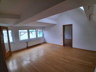 Helle Dachgeschosswohnung mit zwei Zimmern im Herzen von Heinsberg