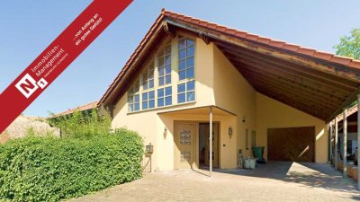 Architektonisch ansprechender Bungalow mit Wintergarten und Garage auf großzügigem Grundstück