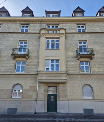 Helle 2-Zimmer-Altbauwohnung mit Balkon und hohen Decken
