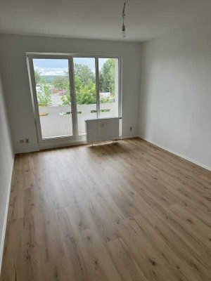 Neu sanierte 4 - R - Wohnung mit Balkon  in Münchenbernsdorf zu vermieten!
