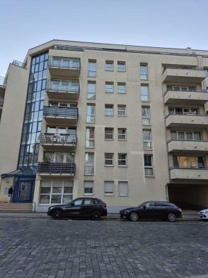 ++ 2 Zi. Whg frisch renoviert mit Balkon & EBK // Parkettboden ++