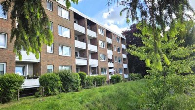 Sanierte Singlewohnung mit sonniger Loggia u. Blick ins Grüne. Ruhige Lage!