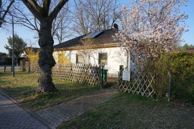Hauptstadtmakler-Moderner Bungalow mit schönem Grundstück