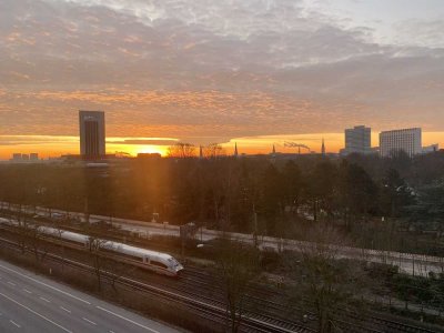 Alsternähe! Stilvolle, geräumige 3-Zimmer-Penthouse-Whg mit Terrasse u. EBK im Rothenbaum