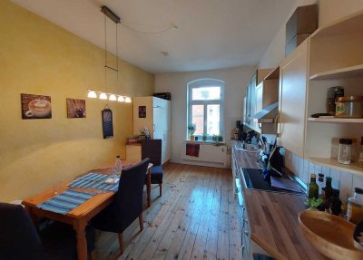 Helle Wohnung mit geräumiger Küche und Tageslichtbad