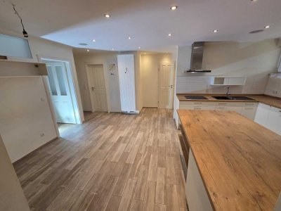 Freie, helle, renovierte 4 Zimmer Wohnung, 1. OG, Balkon, Fahrstuhl, Einbauküche