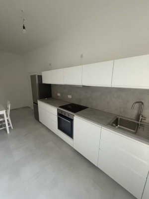 Erstbezug nach Sanierung – Teilmöblierte 2-Zimmer-Wohnung mit neuer EBK, Stellplatz & modernem Bad