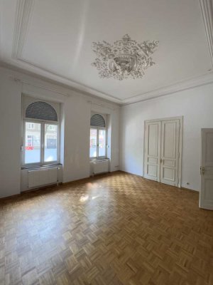 Großzügige Altbauwohnung mit hohen Decken, Stuck, Kassettentüren und Parkett