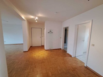 Sonnige helle 2,5 Zimmer-Whg. mit großem Balkon u. TG-Stpl.!