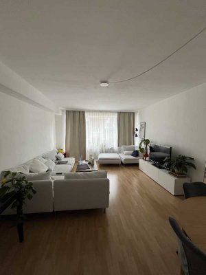 UNTERMIETE: Möblierte 2-Zimmer-Wohnung mit 2 Balkonen in Düsseldorf Stadtmitte | Juli & August 2026