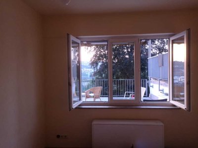 Hochparterre-Wohnung mit Terrasse, Balkon und Stadtblick in Stuttgart