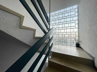 Attraktives 3-Parteienhaus mit 6 Garagen und Baugenehmigung für Anbau – ideal für Investoren!