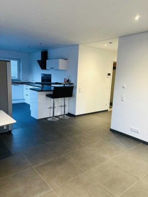 Neuwertige Wohnung mit vier Zimmern sowie Balkon