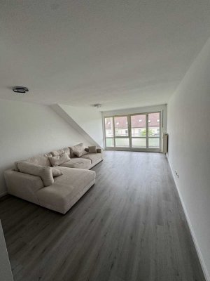 Exklusive, gepflegte 2-Raum-DG-Wohnung mit Balkon und EBK in Grasbrunn