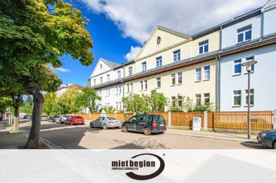 NEUES WANNENBAD MIT FENSTER & HANDTUCHHEIZKÖRPER – NEU GEFLIESTE KÜCHE – GUT GESCHNITTEN