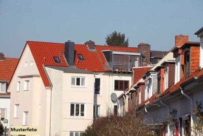 Fünffamilienhaus nebst Garage
