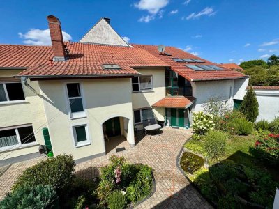 ***Ehemalige Hofreite mit zwei Wohnhäuser, Innenhof, Carport, Garage & Nebengebäude ***