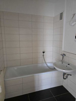 Renovierte Singlewohnung mit EBK + Wanne + Aufzug!