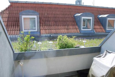 Modernisierte, helle, große 2-Zi-DG-Wohnung mit Loggia + Einbauküche in Fürth Popp., 01.05./01.06.