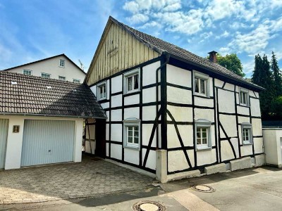 FACHWERKHAUS MIT SONNIGEM GARTEN UND 3 GARAGEN IN OESTRICH !!!