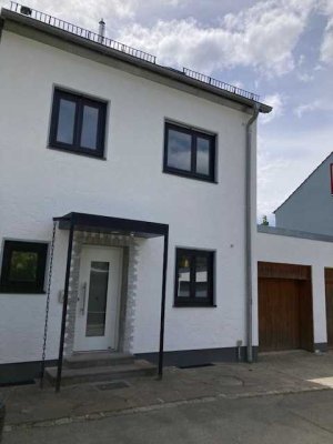 Erstbezug nach Modernisierung - Wunderschönes REH mit großem Garten, Freisitz und Garage