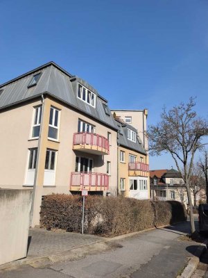 Großzügige Souterrain-Maisonette-Wohnung mit kleiner Terrasse in der Sonne.