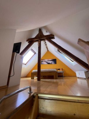 Stilvolle 2,5-Zimmer-Dachgeschosswohnung mit Vollausstattung in Düsseldorf