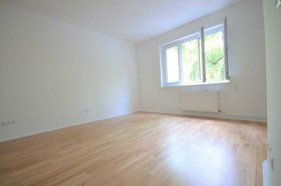 Renovierte Einzimmerwohnung mit Balkon