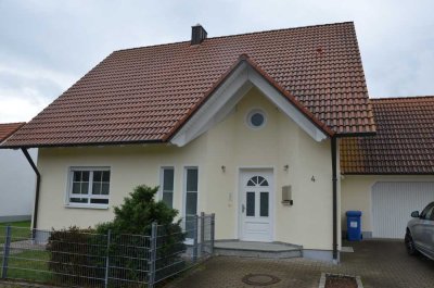 Einfamilienhaus mit großem Garten und Doppelgarage