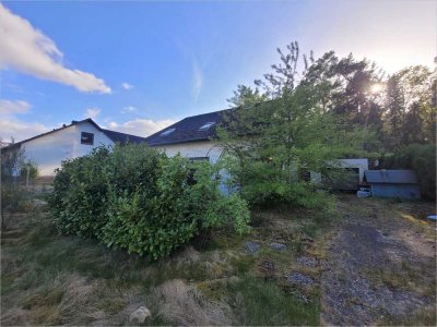 Renovierungsbedürftiges Einfamilienhaus mit idyllisch gelegenen Grundstück