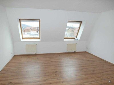 Geräumige 2-Zimmer-Dachwohnung * Laminaboden * 3.OG m. Aufzug * separate Küche * Wanne, Dusche, GWC