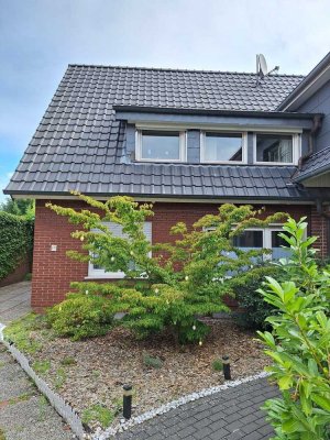 Schöne DG Wohnung mit Garten u. Carport