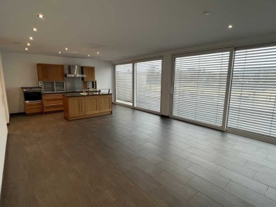 Freundliche und gepflegte 3-Zimmer-Penthouse-Wohnung mit geh. Innenausstattung mit EBK
