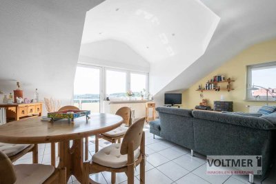 WOHLGEFÜHL - helle Dachgeschosswohnung mit Balkon und Einbauküche in Friedrichsthal!
