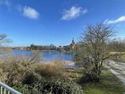 Zentral gelegene 2-Zimmer Wohnung mit Balkon, traumhafter Ausblick auf den Knieper Teich, renoviert