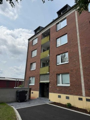 von/an privat: Sanierte, helle 2-Zimmer-Dachgeschosswohnung mit EBK in Aachen - OT Trierer Straße