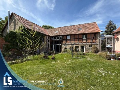 Spektakuläres Fachwerkensemble mit ausgebauter Feldsteinscheune und Künstlergarten in Ostingersleben