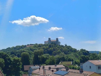 Erstbezug mit Balkon: Geschmackvolle 2-Zimmer-Dachgeschosswohnung mit geh. Innenausstattung