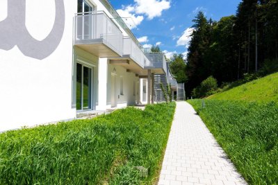 IHR ZUHAUSE IM GRÜNEN: Stilvolle 4-Zimmer-Wohnung mit separater Küche, Balkon &amp; Parkplatz