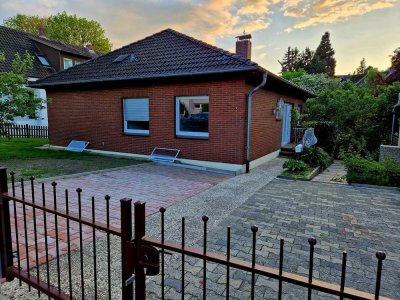 Zentral gelegener Bungalow, umgeben von einem Garten.