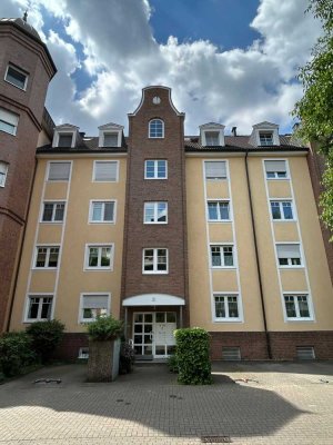 Erstbezug nach Renovierung : Stilvolle Mietwohnung in zentraler Lage mit Aufzug & Tiefgarage !