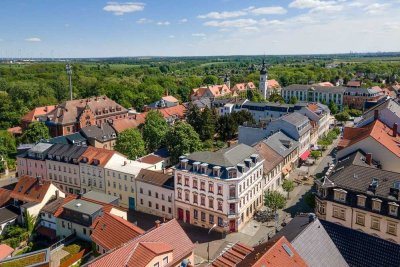 EBK auf Wunsch, großer Balkon, schickes Laminat, Wanne, ... Altbauwohnung in zentraler elbnaher Lage