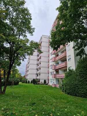 Bezugsfrei! Gepflegte 3-Zimmer-Wohnung mit zwei Balkonen und TG-Stellplatz in Germering