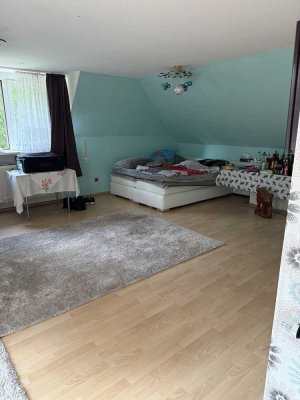 Platzwunder: Helle 4-Zimmer Maisonette mit Balkon und Gartenin Halstenbek