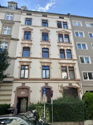 Westend-Süd: 3-Zimmer-Altbau-Wohnung