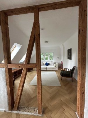 Helle 4-Zimmer-Dachgeschosswohnung mit Wintergarten - Zeitmietvertrag (9 Monate)