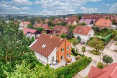 Gehoben und gepflegt: 7-Zi.-EFH mit ELW und Garten, Garage und 2 Freistellplätzen in Neubrandenburg