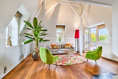 Hoch oben, ganz privat – Maisonette in historischer Villa in Nienstedten